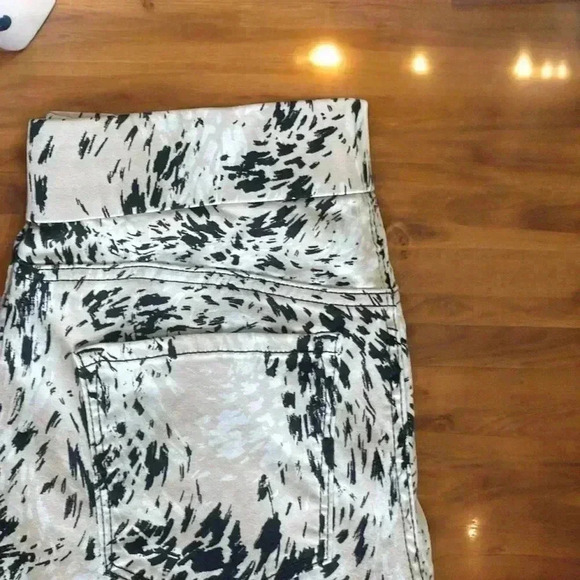 Women’s Nine West Animal Print Heidi Pull on Skimmer Knee Length Shorts Size 6. - Picture 4 of 4